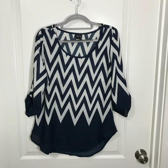 Rue 21 Polyester Blue White Chevron Top Blouse Tunic Medium - Picture 1 of 3